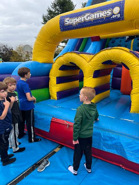Kids waiting at the obstacle course